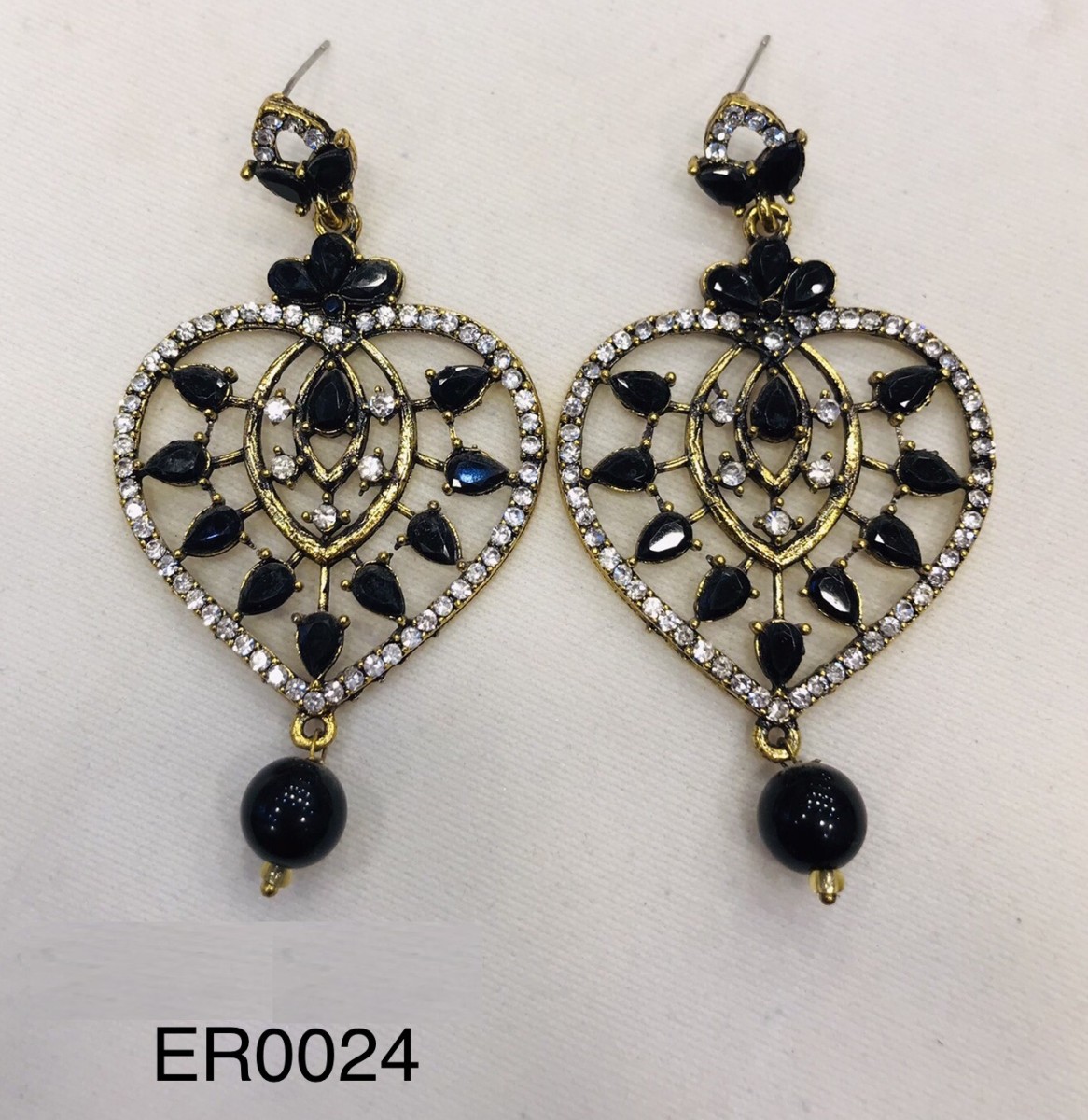 /2022/12/earing-er-0024-black-heart-image1.jpeg